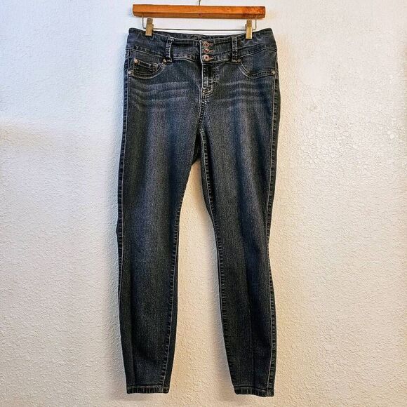 Torrid Denim Jeans: 14 Reg: Classic Staple,  Comfy Flattering Fit, Summer essent - Picture 1 of 6